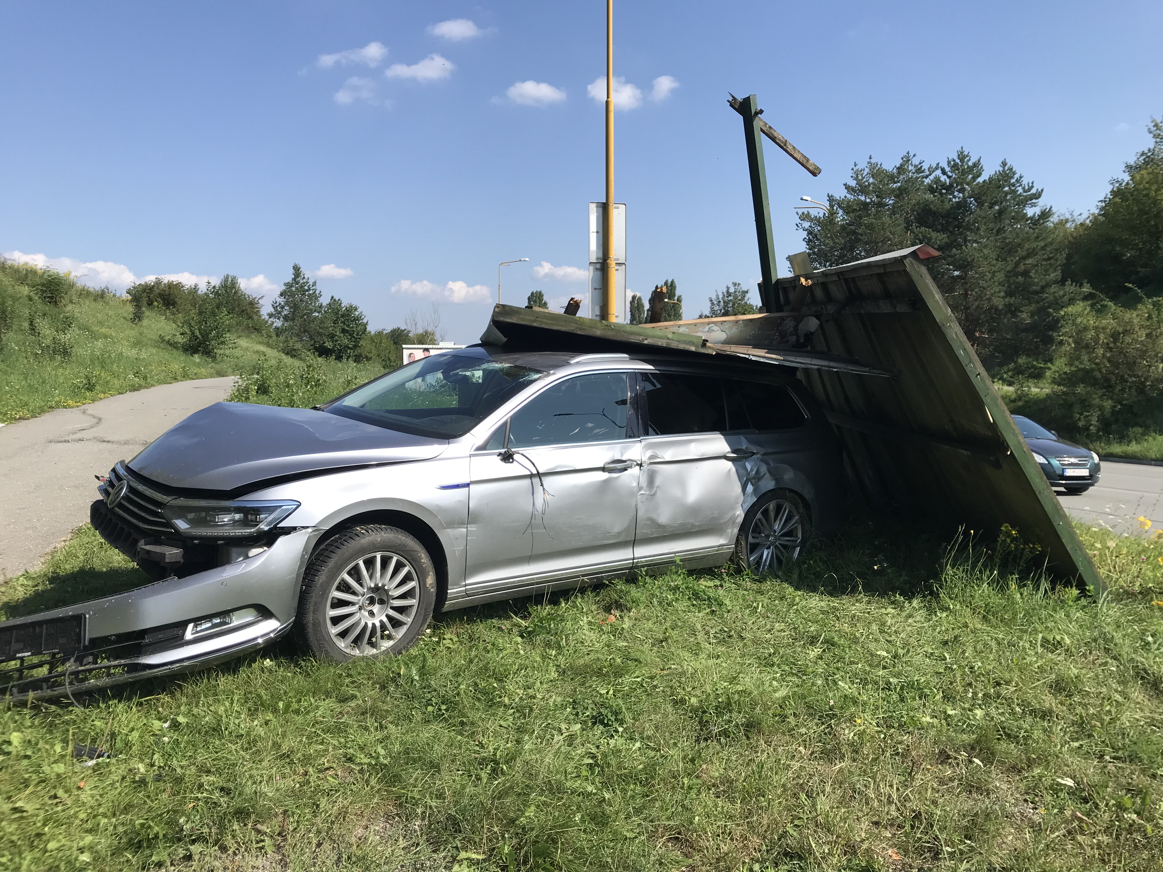 Na Popradskej ceste šofér prikryl auto bilbordom