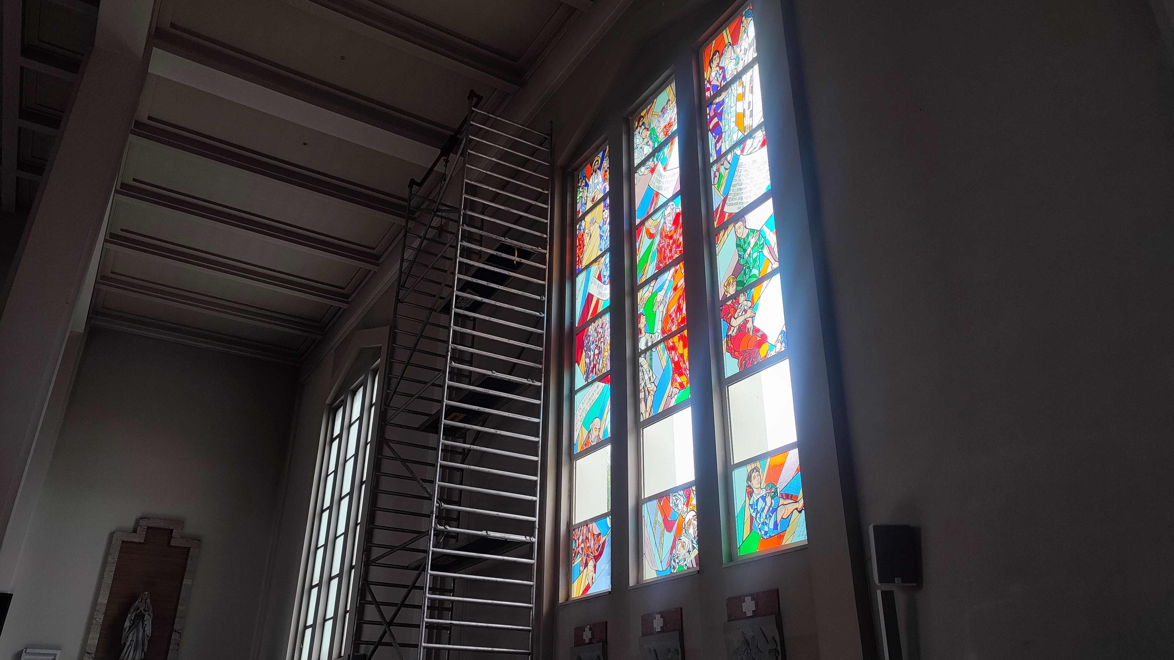 Prvé Hložníkove vitráže už zdobia okná popradskej konkatedrály