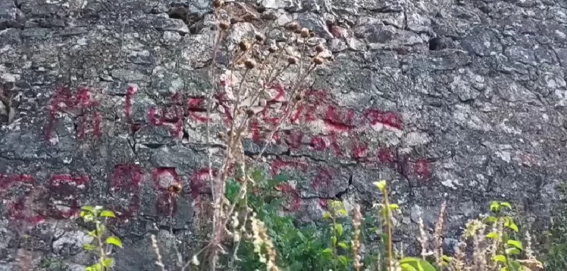 Múry hradu Turňa opäť posprejovali, hrozí za to viacročný trest
