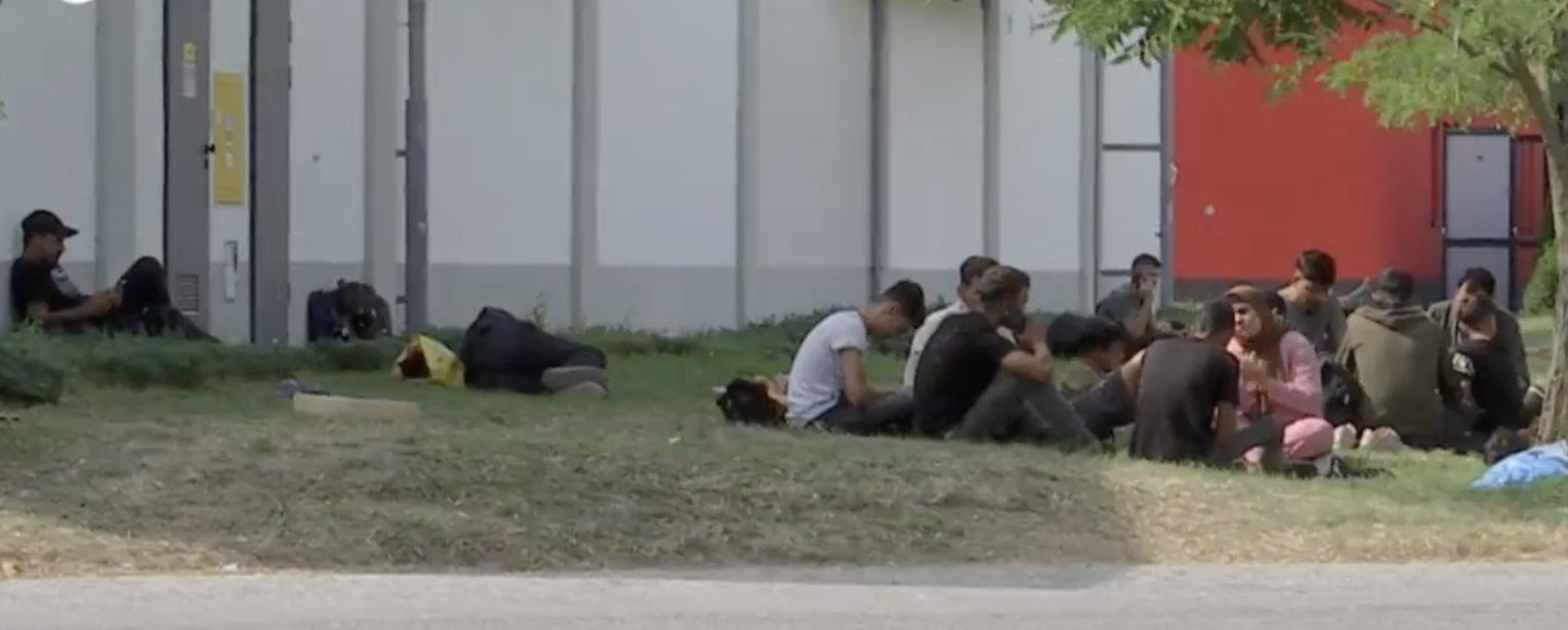 Južné Slovensko čelí náporu migrantov zo Sýrie. Obsadili centrum mesta