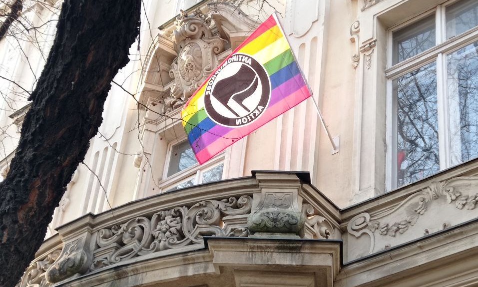 Na budove VŠVU už mesiace visí vlajka radikálnej organizácie Trantifa. Rektorka sa pri vlajke fotí, ministerstvo si umýva ruky