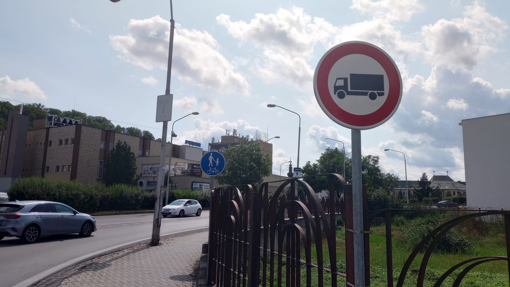 Starý cestný most v Trenčíne zbavili nákladných áut. Vieme, prečo dostali stopku