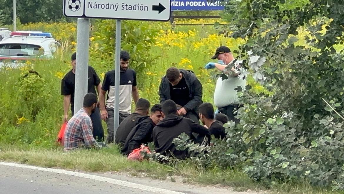 Zvýšený počet migrantov registrujú aj v okrese Lučenec. Videli tam až 100-člennú skupinu