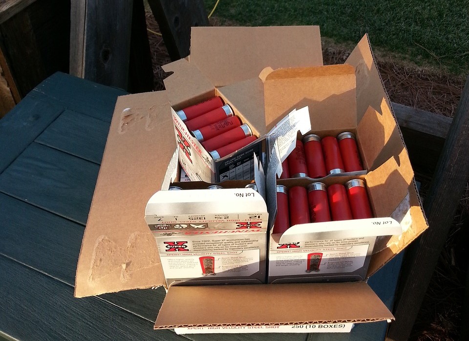 Pred dverami garáže v Podolínci našli desiatky nábojov, prípad vyšetruje polícia