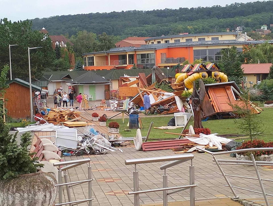 VIDEO: Tornádo to nebolo. Na kúpalisku v Podhájskej vyčíňal downburst