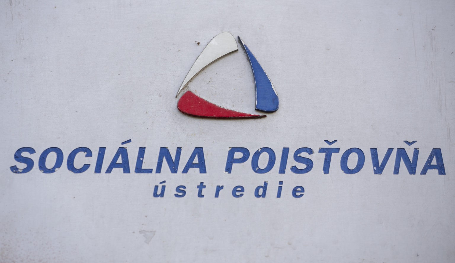 Sociálna poisťovňa ozrejmila, aké sú povinnosti študentov pri poberaní sirotského dôchodku