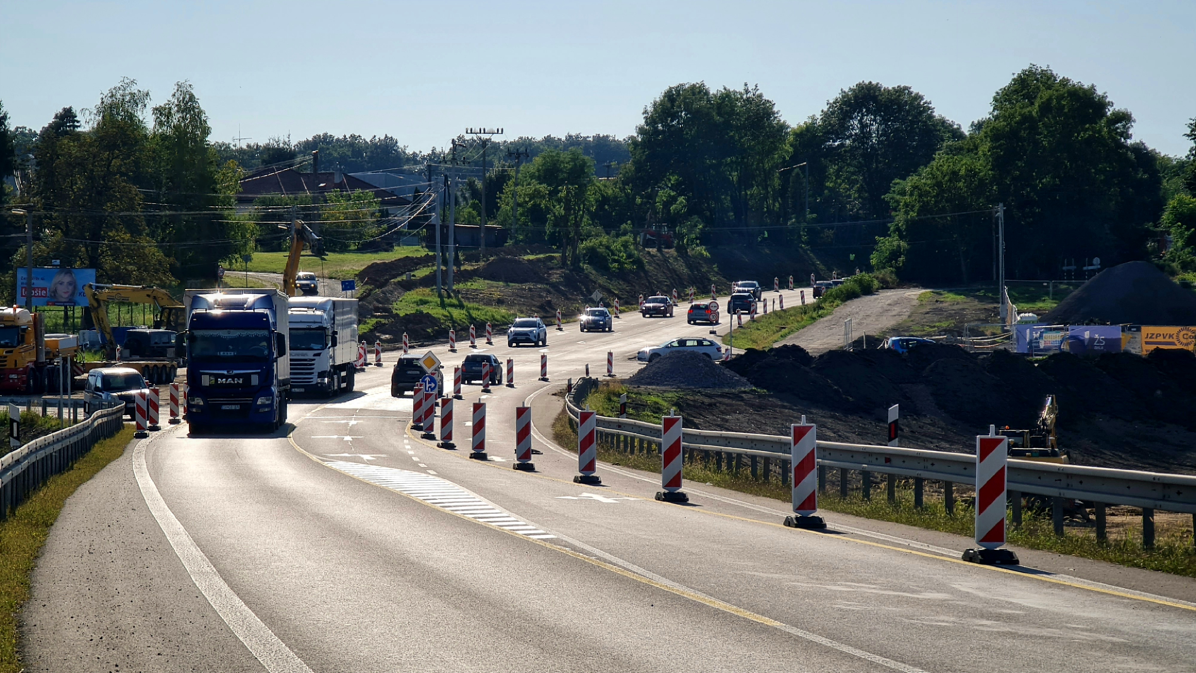 Výstavba križovatky na hlavnom južnom ťahu komplikuje premávku. Obmedzenia budú ešte rok