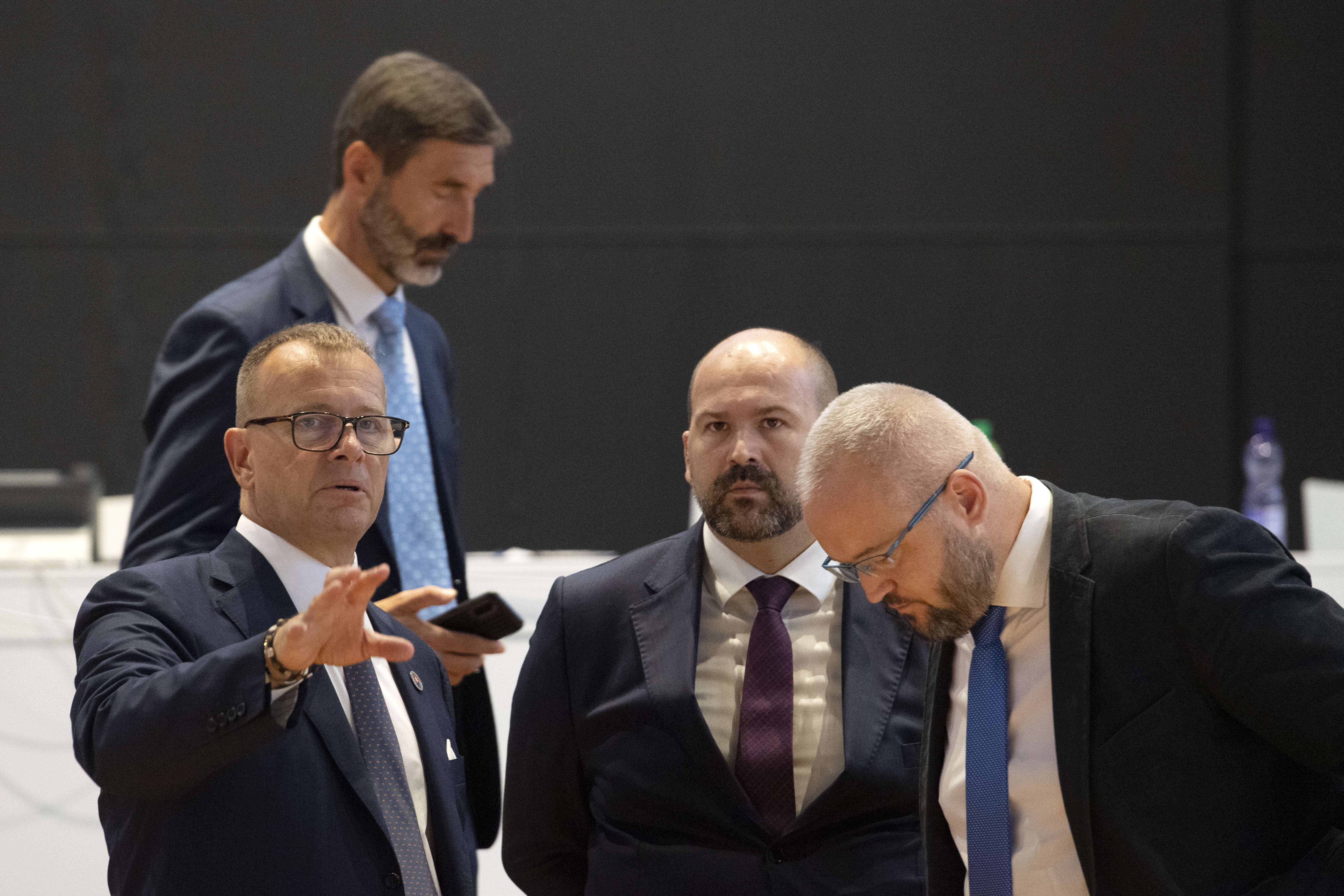 Kollár chce zvolať schôdzu k potvrdeniam pre cudzincov ešte na piatok