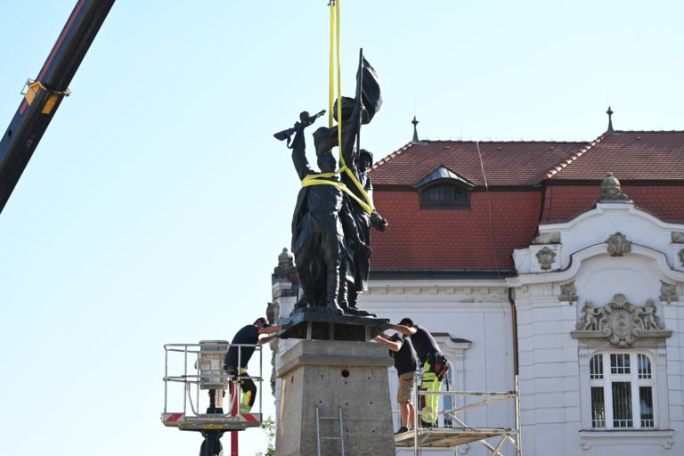 Pamätník oslobodenia sa vrátil obnovený na Námestie SNP. Foto: Lukáš Grinaj/TASR