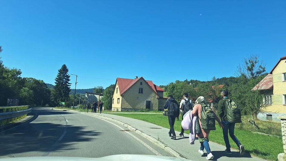 FOTO: Mimoriadna správa. Cez Kysuce prechádzajú migranti