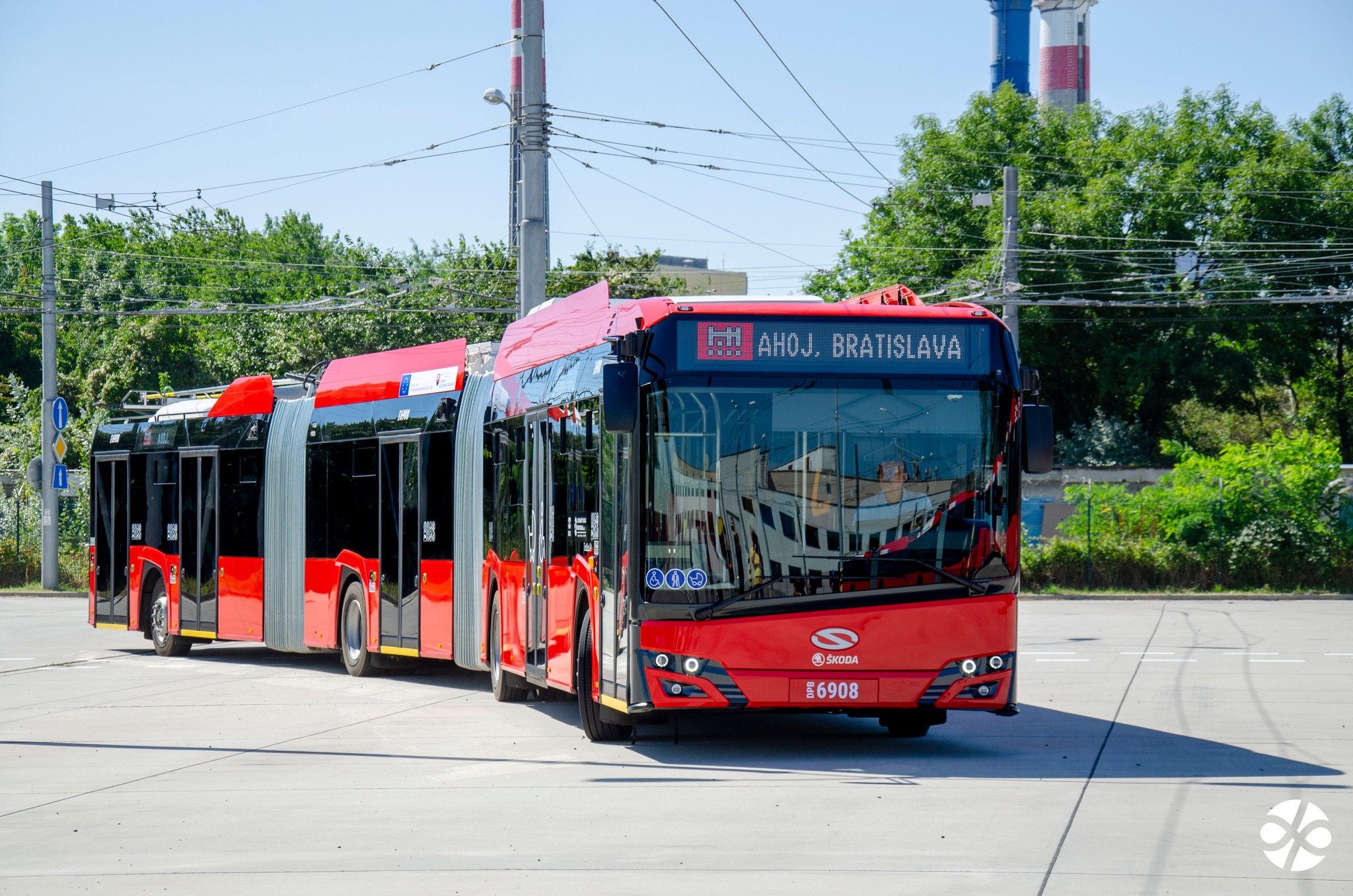 Bratislavskými ulicami budú premávať takéto megatrolejbusy