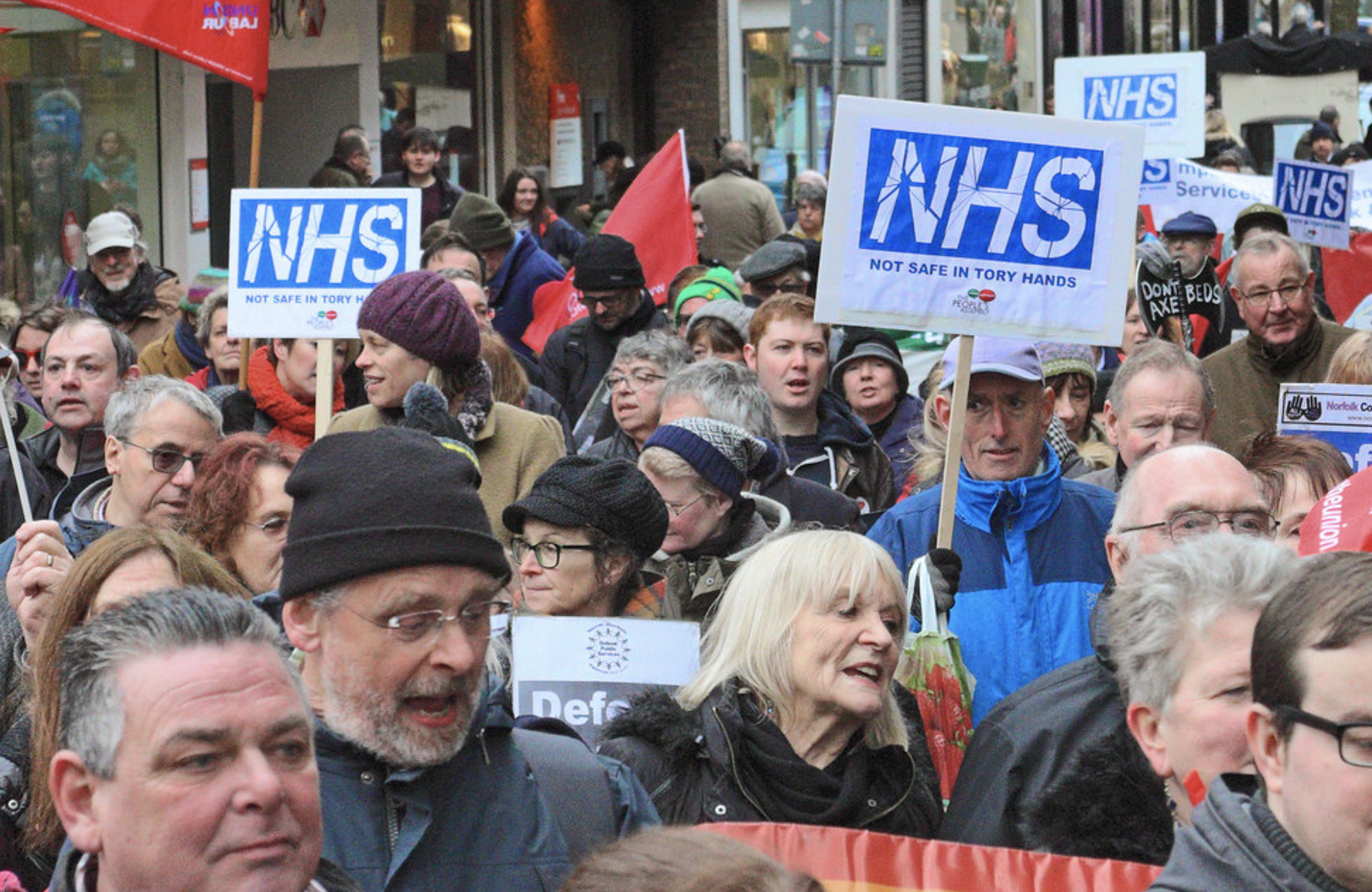 Vražedné zdravotníctvo v Británii: NHS je posvätná krava, ktorá sa nekritizuje