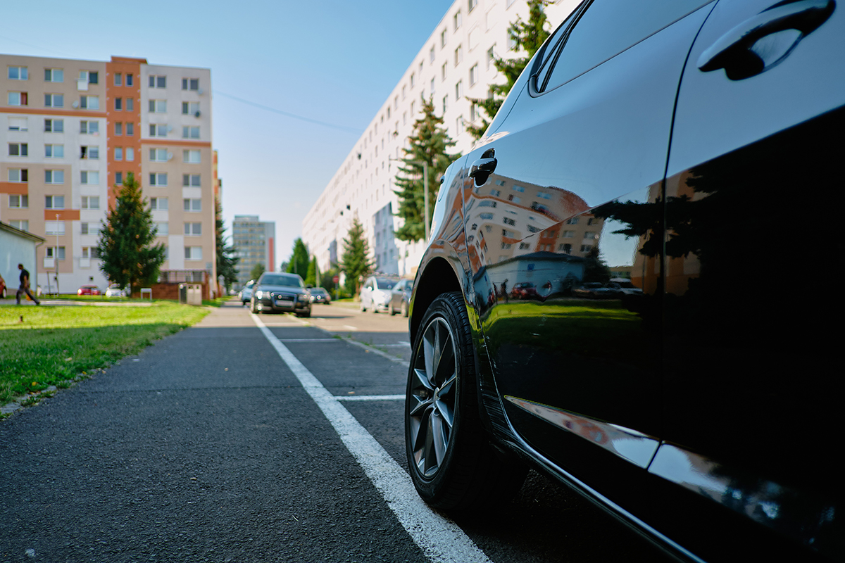 Žiar nad Hronom sa pripravuje na zákaz parkovania na chodníkoch