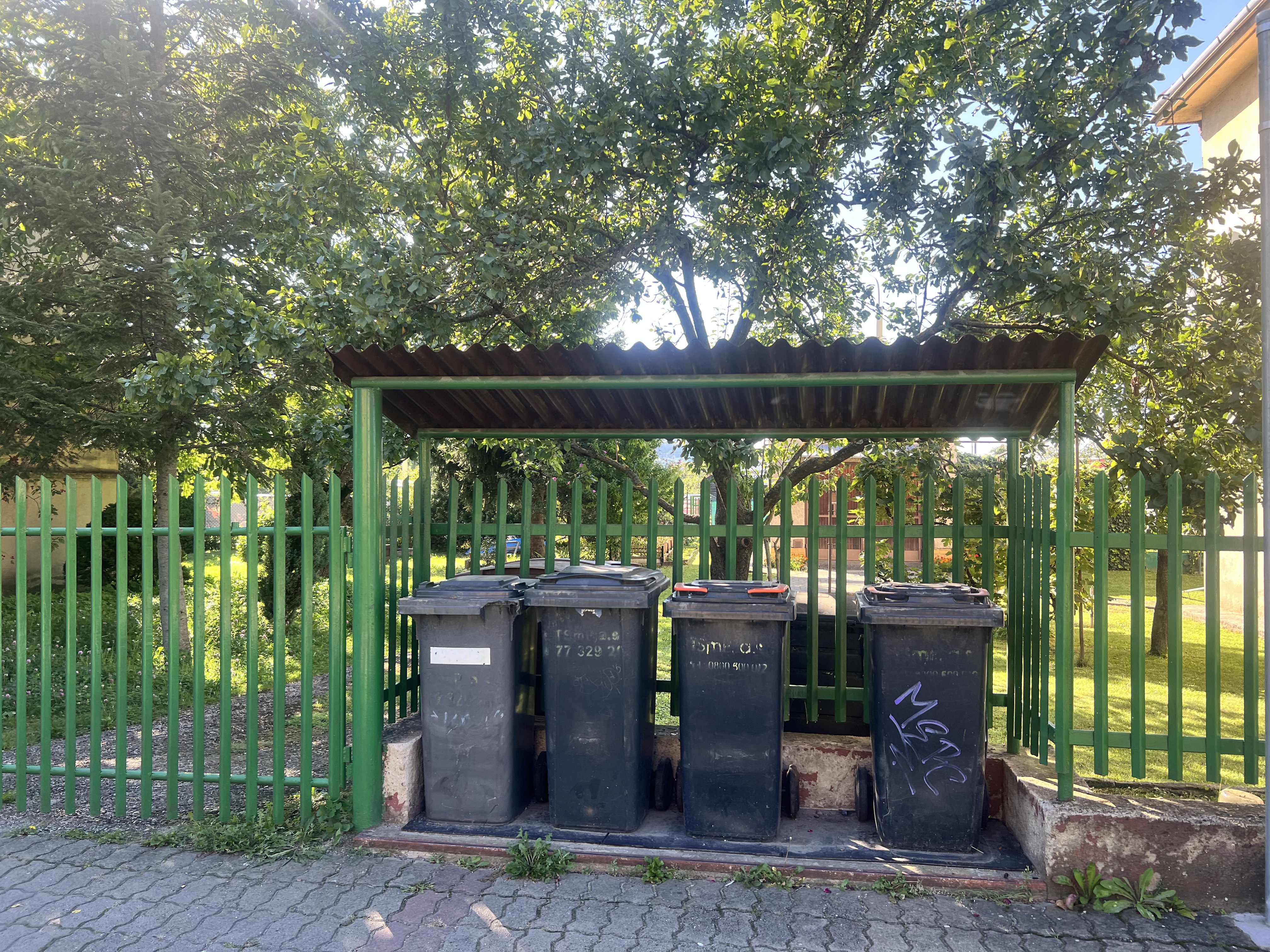 V Prešove prebiehajú dezinfekcia nádob na kuchynský odpad, aj kosenie trávy