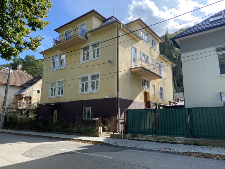 Dom na Hurbanovej ulici je už prázdny, seniori kľúče odovzdali mestu. Foto: Trenčiansky Štandard