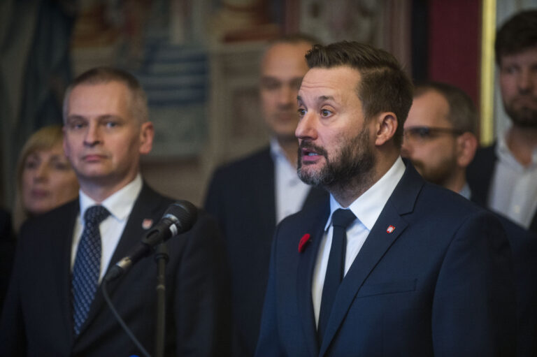 Zľava starosta bratislavskej mestskej časti Ružinov Martin Chren, vpravo primátor Bratislavy Matúš Vallo počas tlačovej konferencie primátora Bratislavy so starostami bratislavských mestských častí 14. novembra 2023 v Bratislave. Zdroj: TASR Jakub Kotian