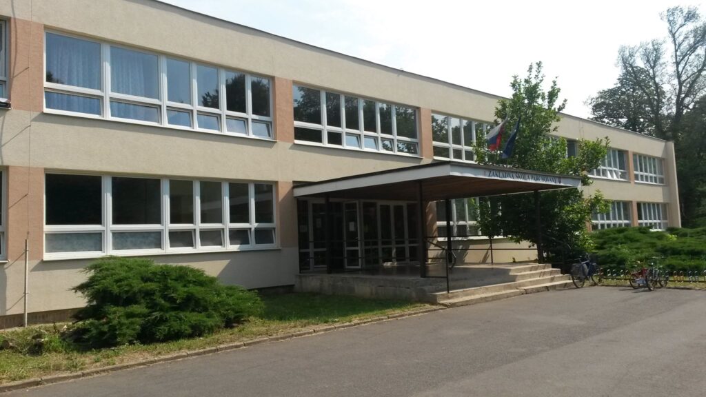 Zo strechy školy v Parchovanoch pri Trebišove počas vyučovania skočil žiak.