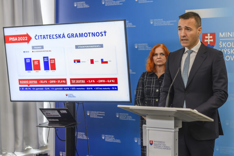 Zľava Ivana Pichaničová a minister školstva, vedy, výskumu a športu SR Tomáš Drucker na tlačovej konferencii k výsledkom testovania PISA 2022. zdroj: TASR/Jaroslav Novák