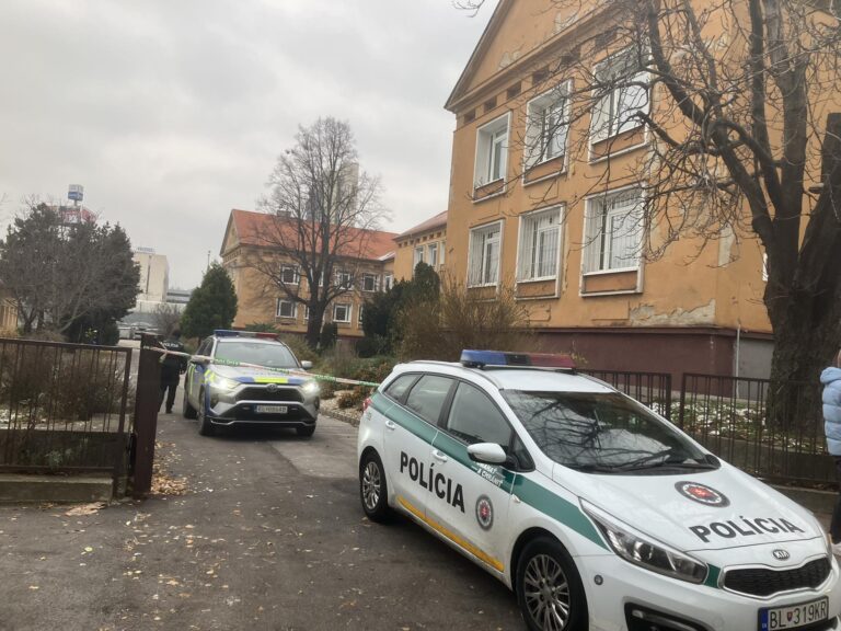 Gymnázium Alberta Einsteina sa stalo terčom teroristického útoku