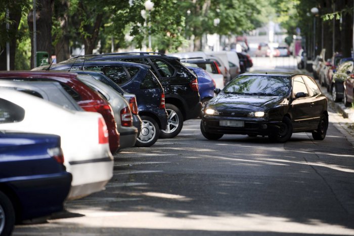 Mesto pripravuje regulovanú parkovaciu PAAS zónu v Karlovej Vsi
