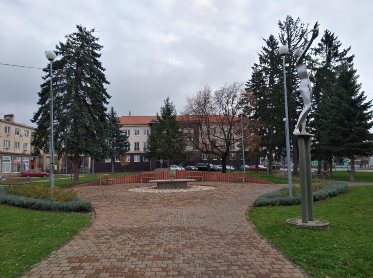 Ilustračná fotografia. Námestie Slobody, Sobrance. Zdroj: wikipédi