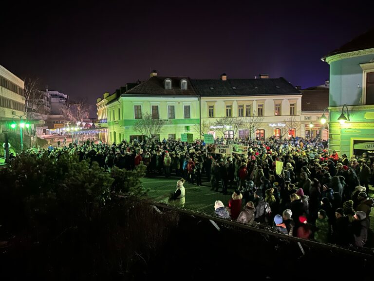 Štúrovo námestie v Trenčíne zaplnili nahnevaní občania