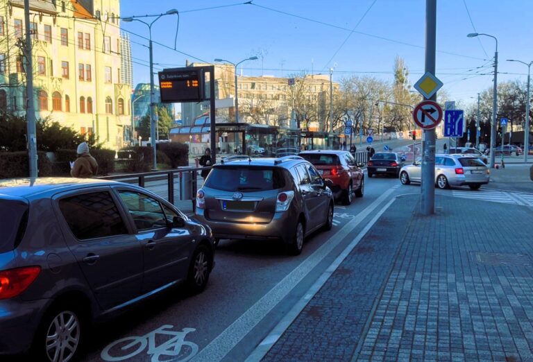 Vozidlá čakajúce na semafóre na Šafárikovom námestí