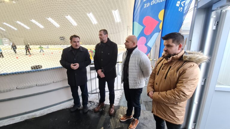 Zľava podpredseda BBSK Ján Beljak, predseda komisie školstva a športu BBSK Maroš Skopal, primátor Hriňovej Stanislav Horník a predseda OOCR Turistický Novohrad a Podpoľanie pri predstavení noviniek. Foto: Branislav Caban