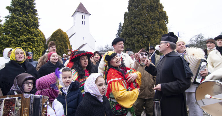 Fašiangové sprievody v Soblahove a Uhrovskom Podhradí pripomenuli dávne tradície.