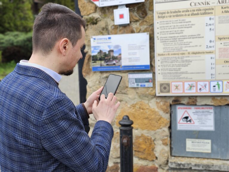 Digitálny sprievodca mestom Fiľakovo poskytne rôzne zaujímavosti po naskenovaní QR kódu. Foto: Branislav Caban