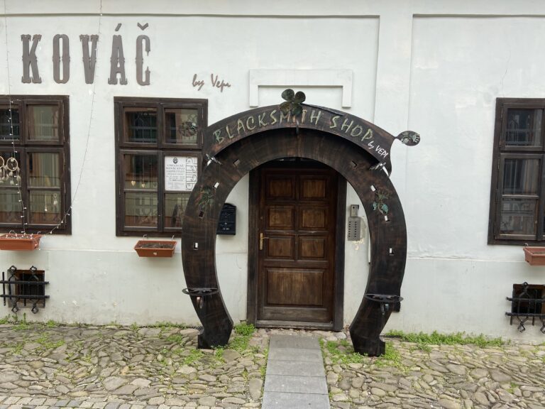 gýč na Hrnčiarskej