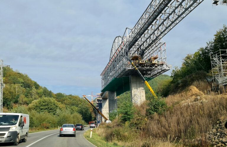 Výstavba R2 medzi dedinami Kriváň a Mýtna. Foto: Branislav Caban