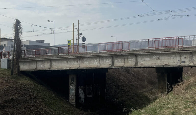 Most na ulici Lesík delostrelcov, ktorého čaká rekonštrukcia. Foto: redakcia