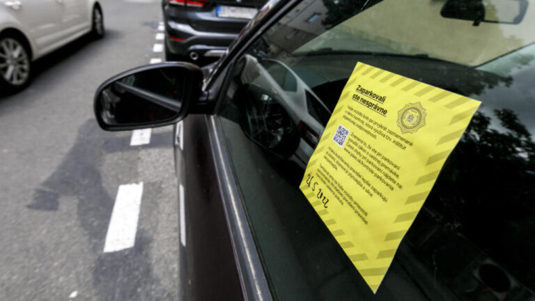 Pokuty za parkovanie riešia v Bratislave cez objektívnu zodpovednosť. FOTO: TASR/Dano Veselský