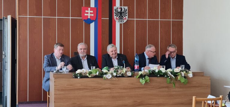 Mimoriadne zasadnutie mestského zastupiteľstva v Rimavskej Sobote. V strede primátor Jozef Šimko