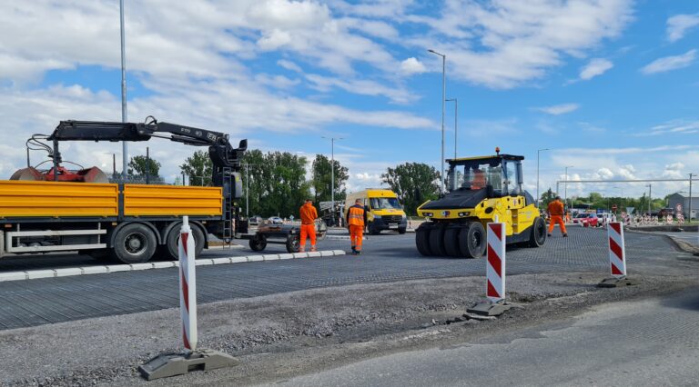 Aktuálne práce na stavenisku novej križovatky pri Rim. Sobote. Foto: Branislav Caban
