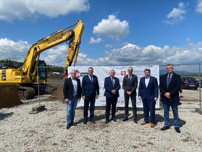 Predstavitelia štátu a mesta Rimavská Sobota na mieste vznikajúceho priemyselného parku. Foto: Facebok.com/ Ministerstvo hospodárstva SR
