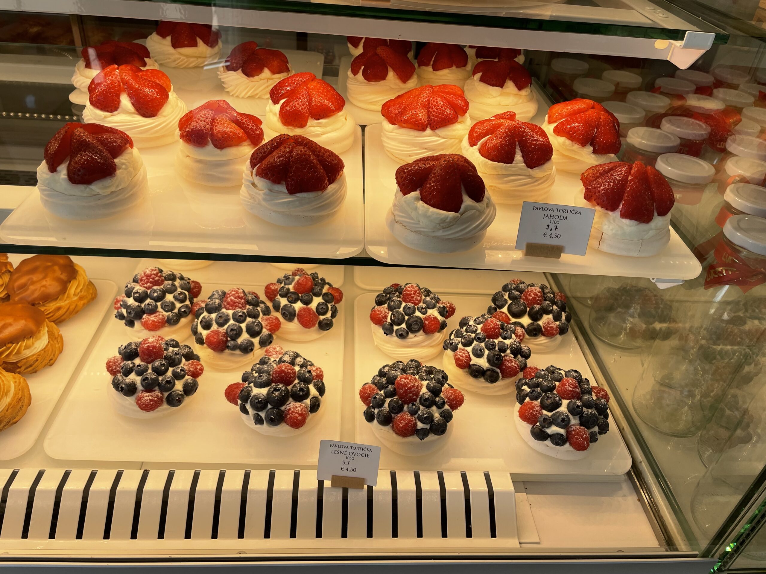Krásne uhladené zákusky a tortičky v Lucette Patisserie. Foto: Miroslava Pavlíková