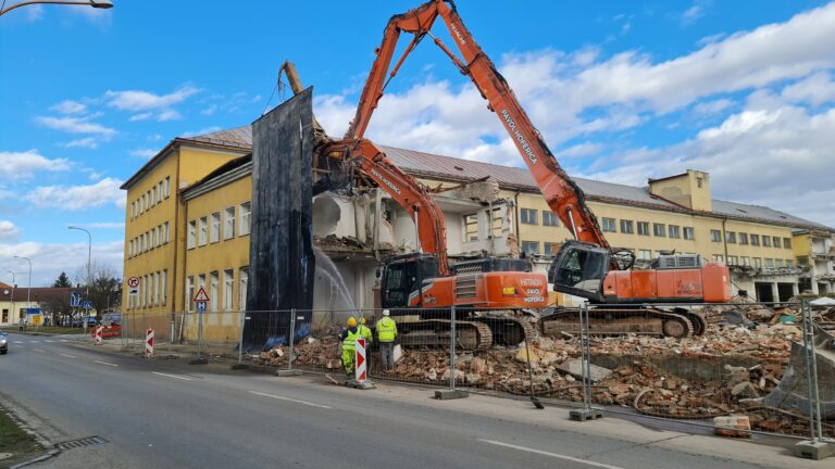Búranie tabakovej továrne v Rimavskej Sobote. Foto: Branislav Caban