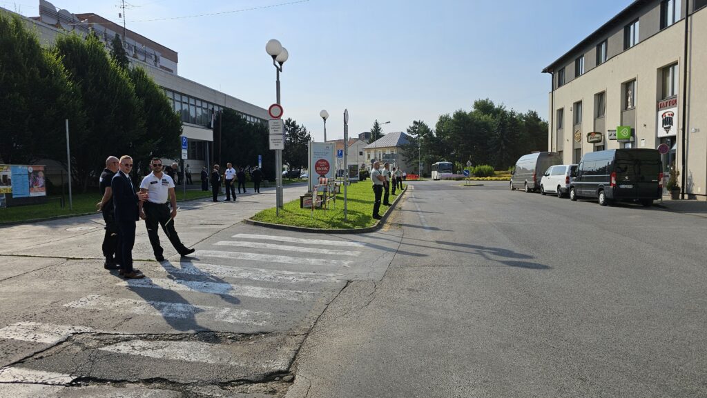 Hliadkujúci policajti pri dome kultúry v RImavskej Sobote počas zasadnutia vlády. Foto: Branislav Caban