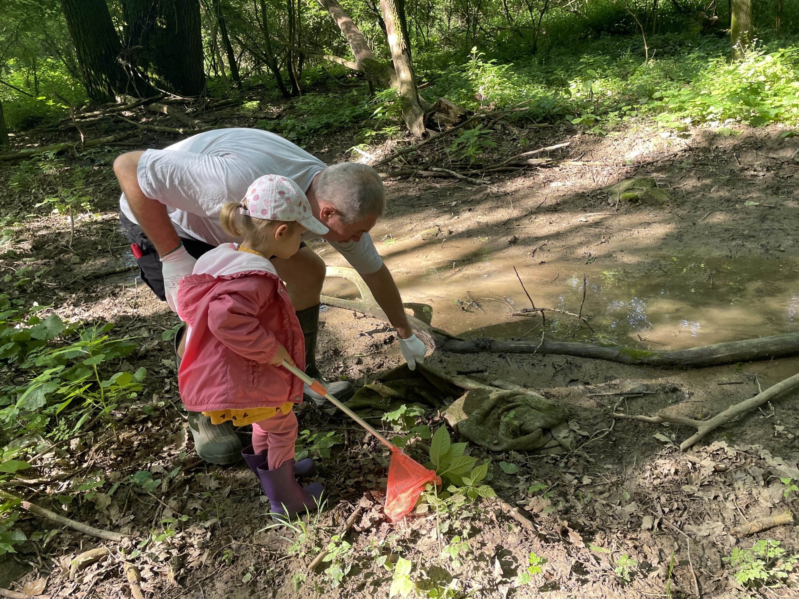 Pri vode bolo všade blato. Odpadky sme nachádzali častokrát hlboko pod zemou. Foto: Miroslava Pavlíková