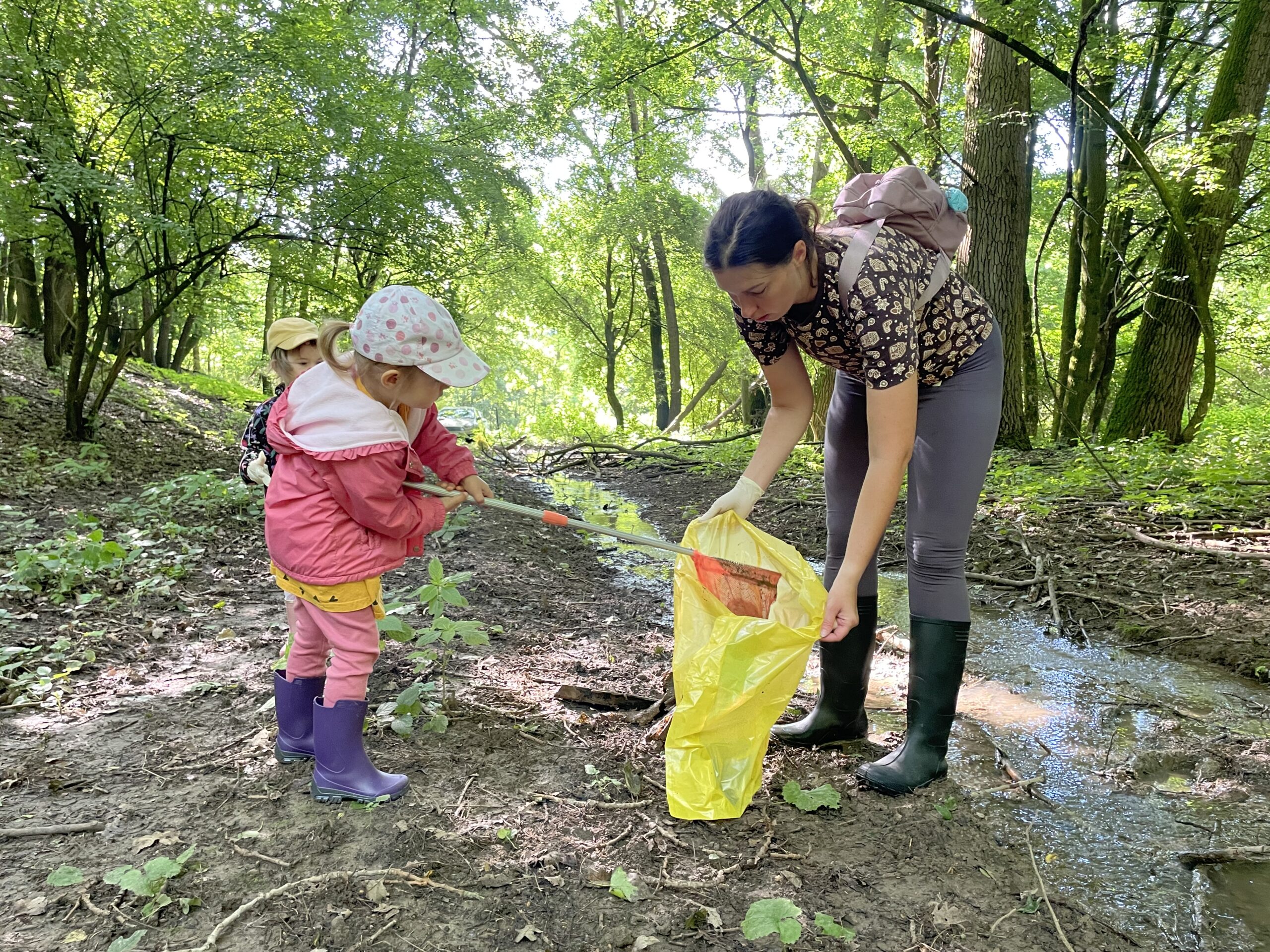 Odpadky zbierali malí aj veľkí. Foto: Miroslava Pavlíková