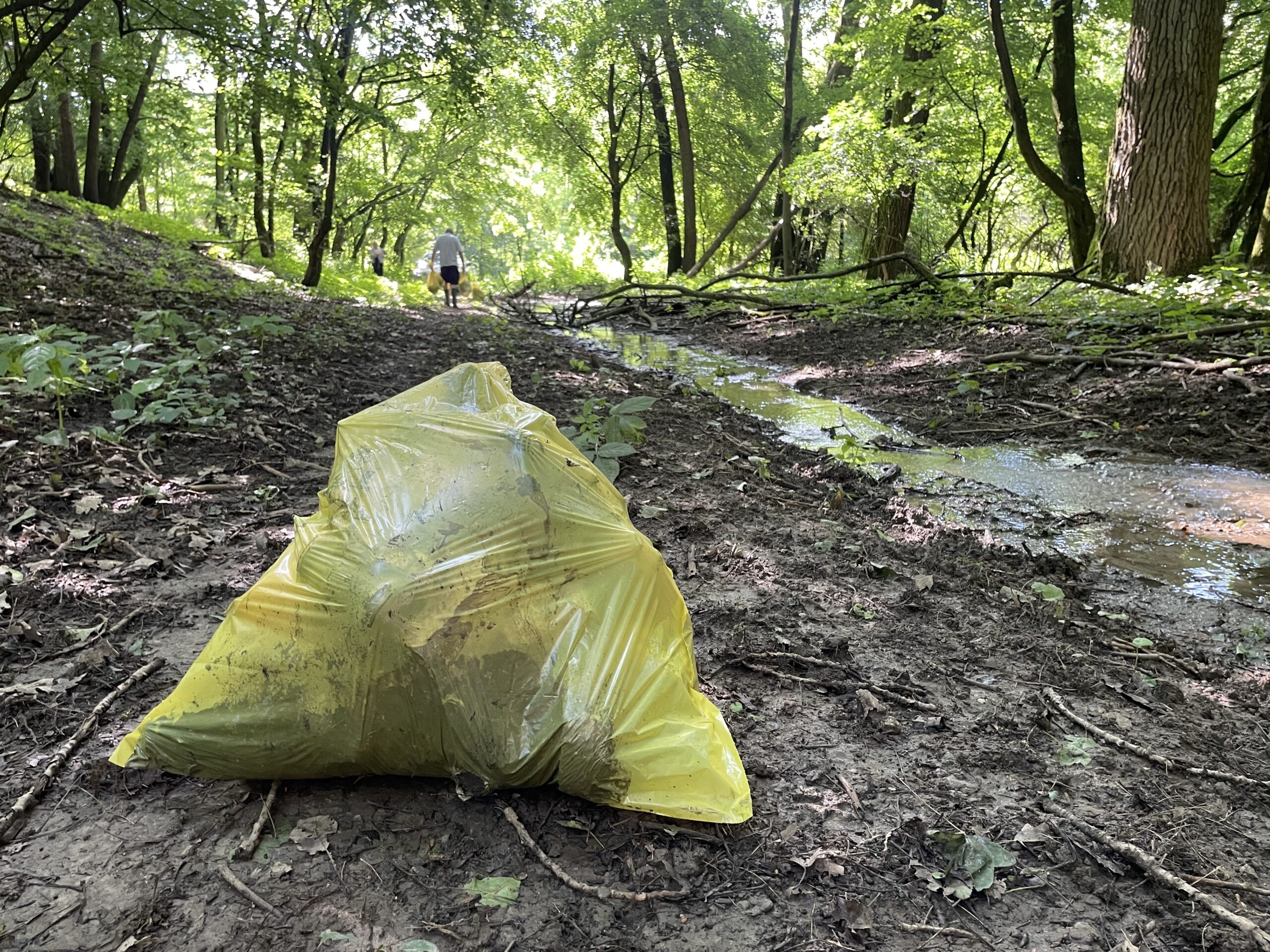 Nelegálne skládky odpadu rieši aj cyklohliadka mestskej polície. Foto: Miroslava Pavlíková