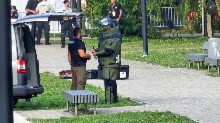 Pyrotechnik, ktorý bol privolaný na zneškodnenie zariadenia nájdeného v areáli Pamätníka SNP pred začiatkom centrálnych osláv Povstania. Foto: Branislav Caban
