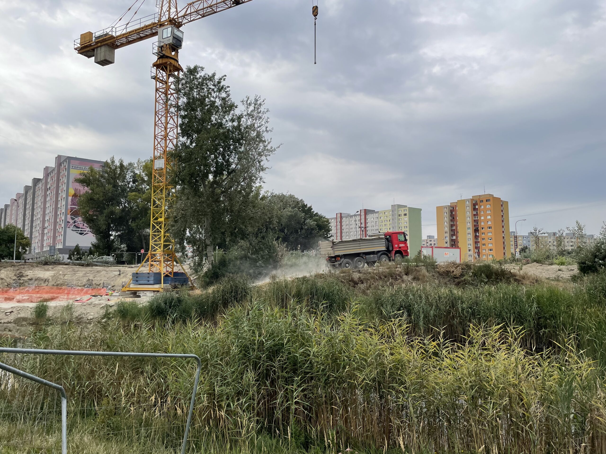 stavebný prach pri stavbe električkovej trate v Petržalke