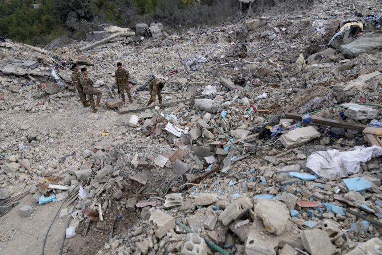 Vojaci libanonskej armády prehľadávajú trosky zničenej budovy na mieste izraelského leteckého útoku v dedine Aito na severe Libanonu v utorok 15. októbra 2024. Foto: TASR/AP