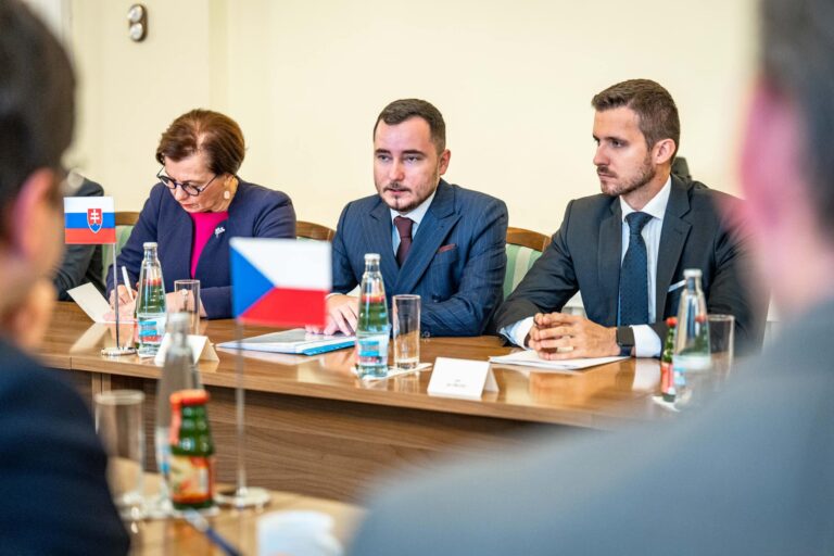 Rokovanie zástupcov českého a slovenského ministerstva školstva. Foto: Facebook.com/Ministerstva školstva, výskumu, vývoja a mládeže SR