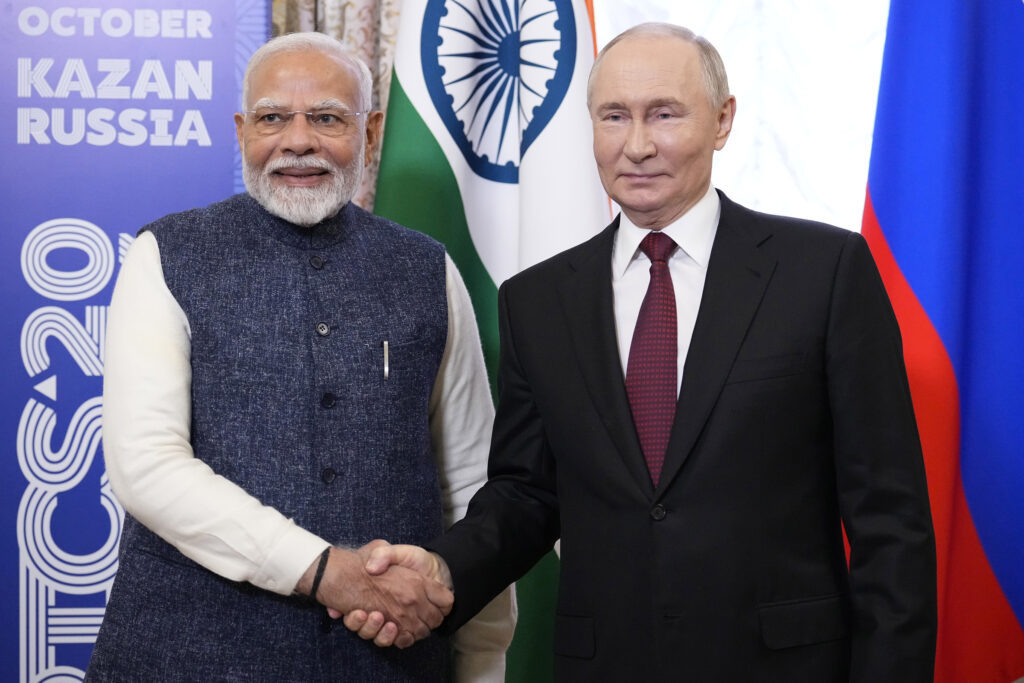 Ruský prezident Vladimir Putin (vpravo) a indický premiér Naréndra Módí si podávajú ruky počas stretnutia v rámci samitu skupiny BRICS v Kazani 22. októbra 2024. Foto: TASR/AP