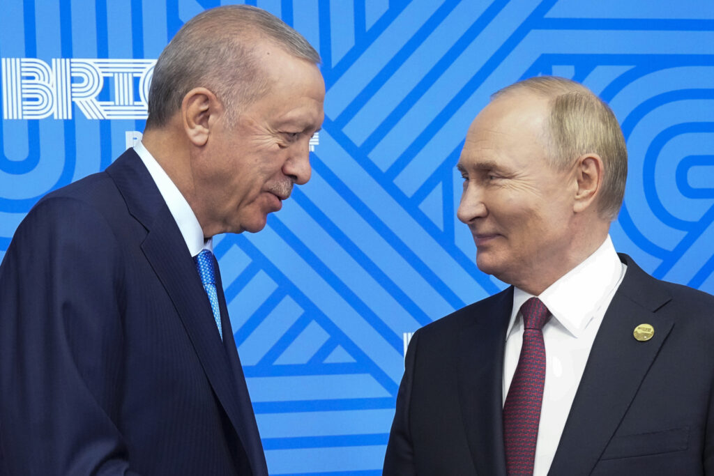 Ruský prezident Vladimir Putin (vpravo) a turecký prezident Recep Tayyip Erdogan počas ich stretnutia v rámci samitu skupiny BRICS v Kazani v Rusku 23. októbra 2024. Foto: TASR/AP