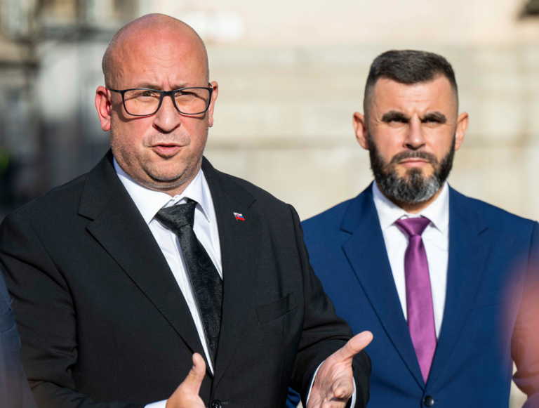 Minister Ráž spolu s poslancom Jánom Mažgútom na tlačovej konferencii k cyklotrase na Vajanského nábreží